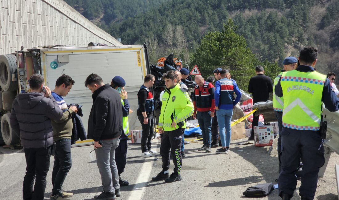 Çankırı-Karabük karayolunda tırın arızalanan otomobilin üzerine devrilmesi neticesinde meydana gelen