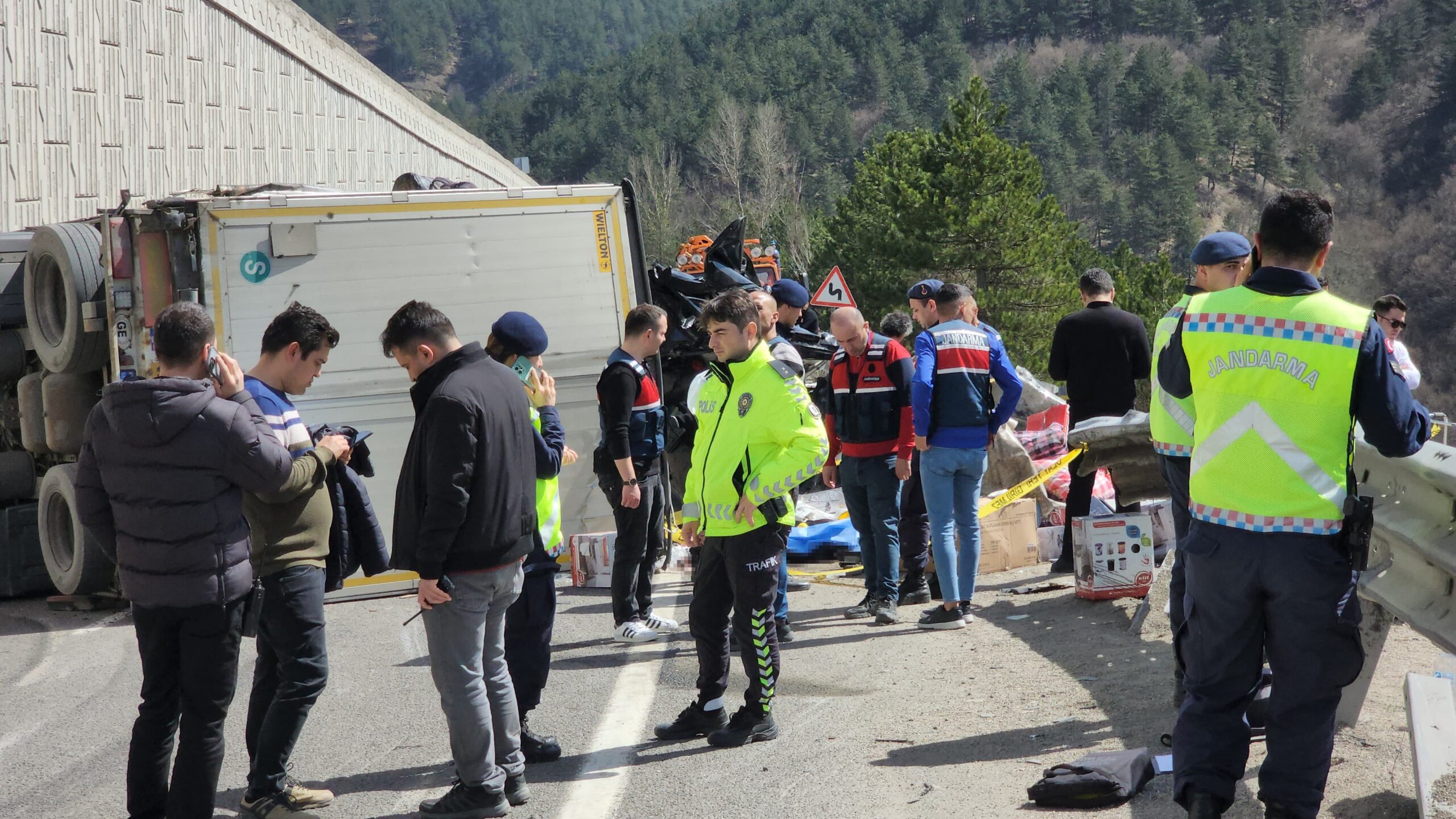 Çankırı-Karabük karayolunda tırın arızalanan otomobilin üzerine devrilmesi neticesinde meydana gelen