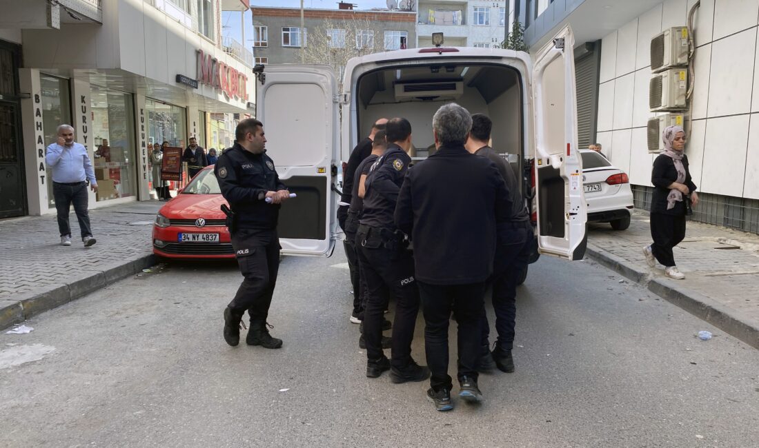 Bağcılar’da, özel güvenlik görevlisi adam, ayrılma aşamasında olan 43 yaşındaki