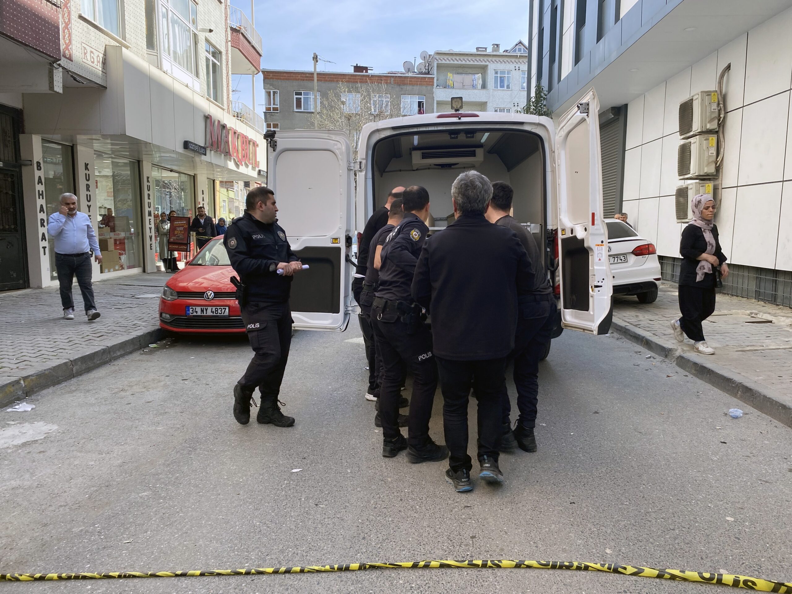 Bağcılar’da, özel güvenlik görevlisi adam, ayrılma aşamasında olan 43 yaşındaki