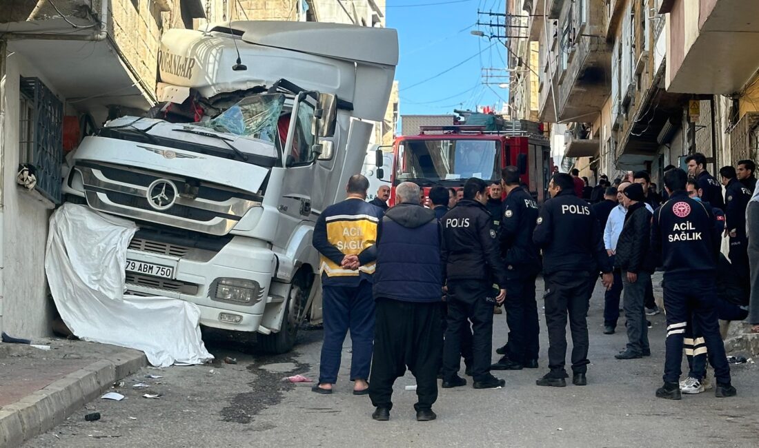 Gaziantep’te yokuş aşağı seyir halindeyken freni boşalan dorsesiz tır, bir