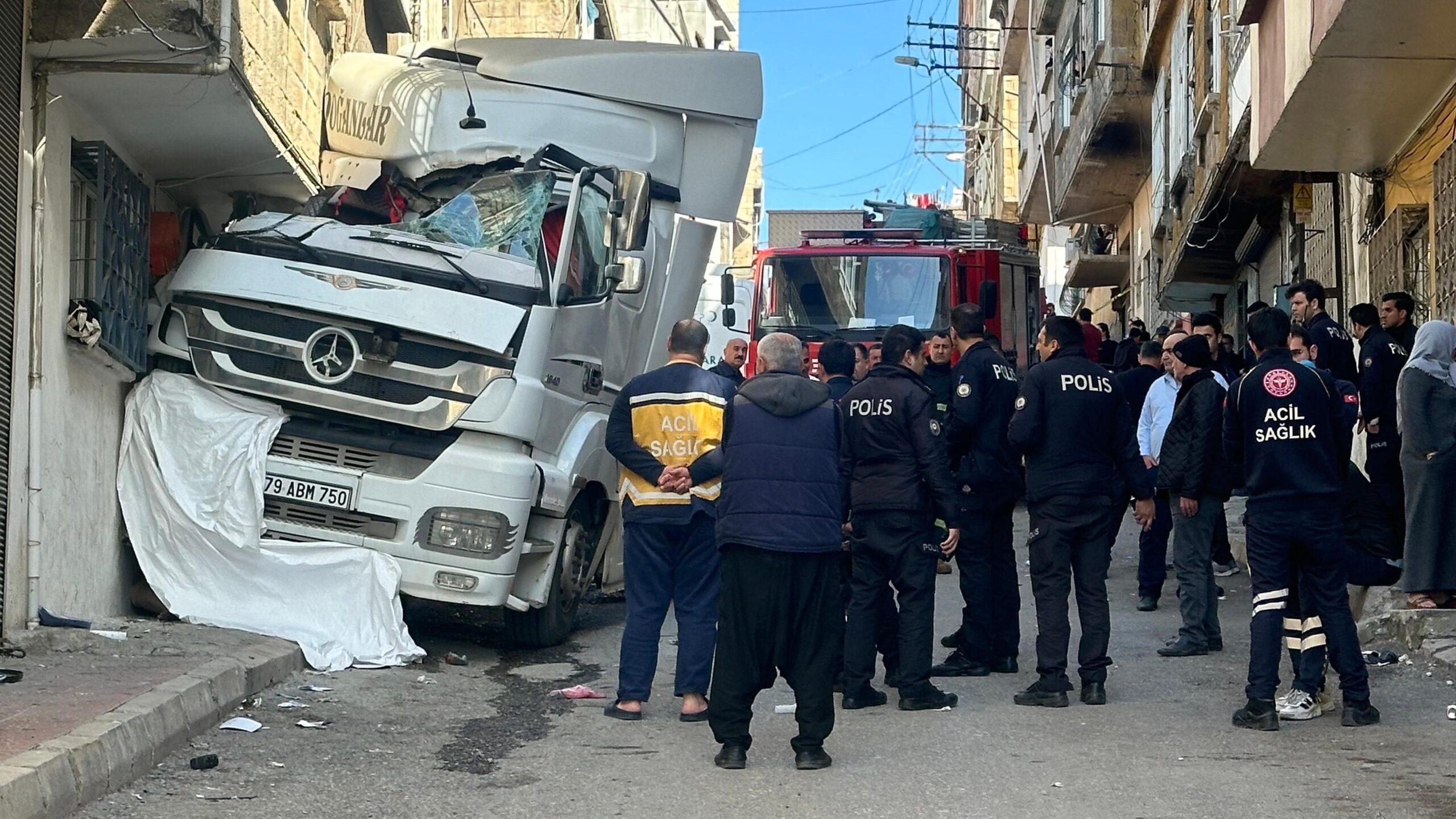 Gaziantep’te yokuş aşağı seyir halindeyken freni boşalan dorsesiz tır, bir
