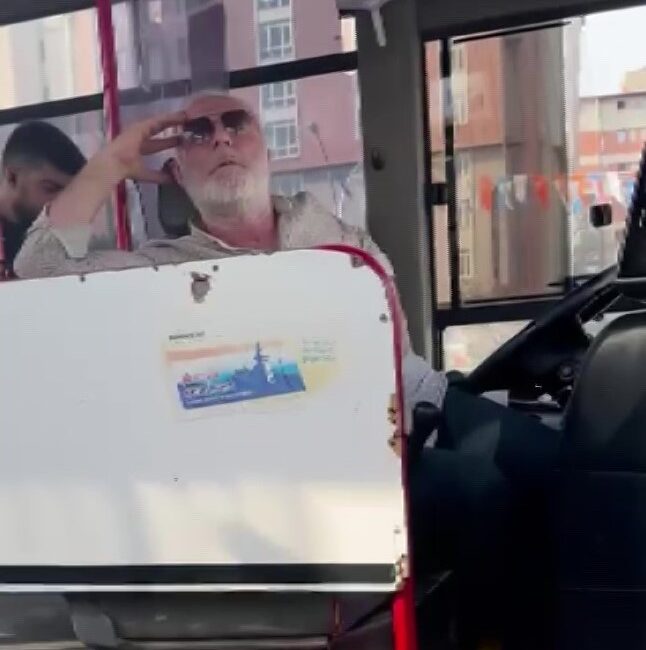 Kocaeli’de bebek arabasının katlanmaması üzerine özel halk otobüsü sürücüsü iddiaya