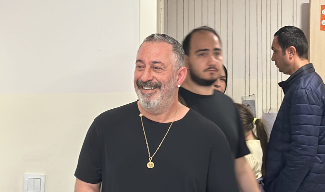 Ünlü komedyen Cem Yılmaz, Beşiktaş Lütfi Banat İlkokulu’nda sandıkların açılmasıyla
