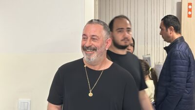 Ünlü komedyen Cem Yılmaz, Beşiktaş Lütfi Banat İlkokulu’nda sandıkların açılmasıyla