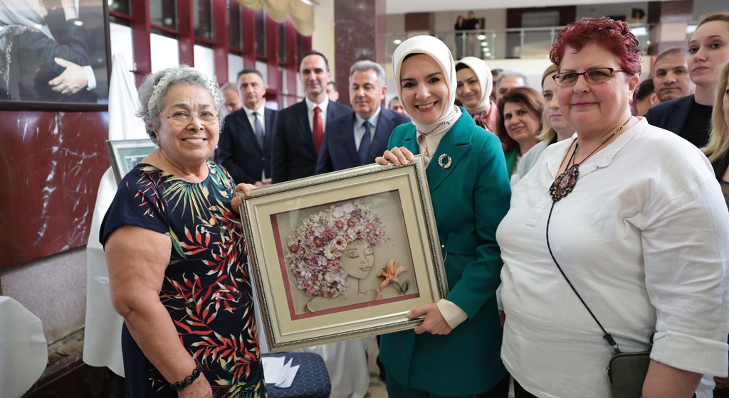 İzmir Narlıdere’deki huzurevinde ziyaretlerde bulunan Aile ve Sosyal Hizmetler Bakanı