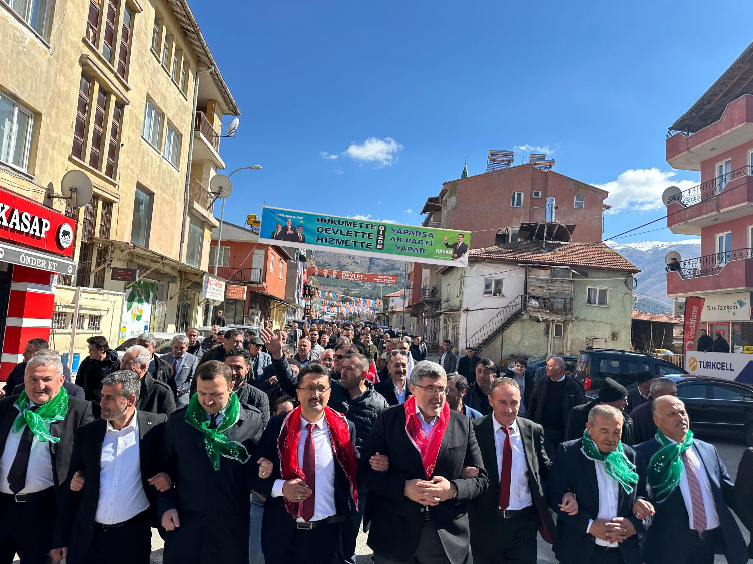 AK Parti Afyonkarahisar Milletvekili Ali Özkaya, seçim çalışmaları kapsamında Dinar