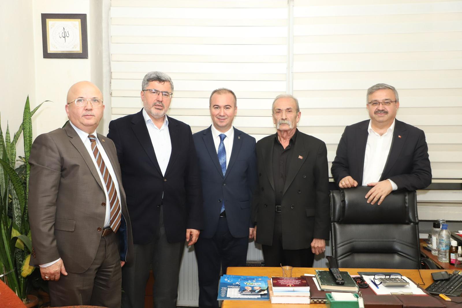 Merkez ve Dinar’da adaylara destek için ziyaretlerde bulunan AK Parti