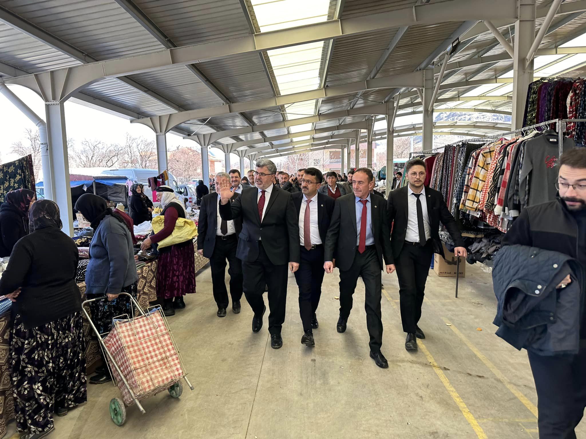 Dinar Tatarlı beldesindeki Seçim Koordinasyon Merkezi’nde partililerle buluşan AK Parti