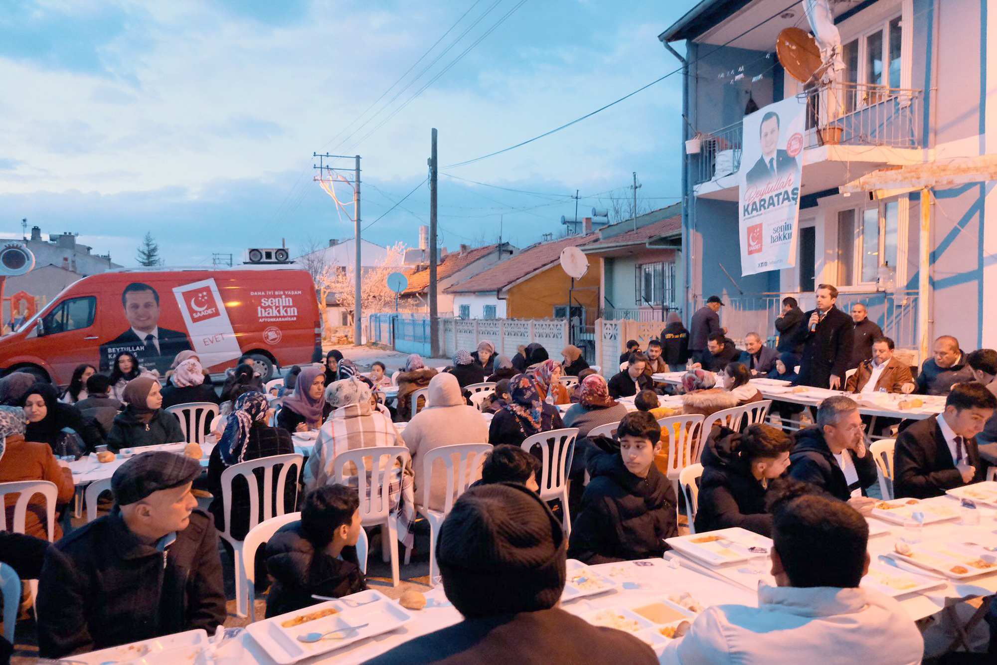 Saadet Partisi Afyonkarahisar Belediye Başkan Adayı Beytullah Karataş, iftarda mahalle