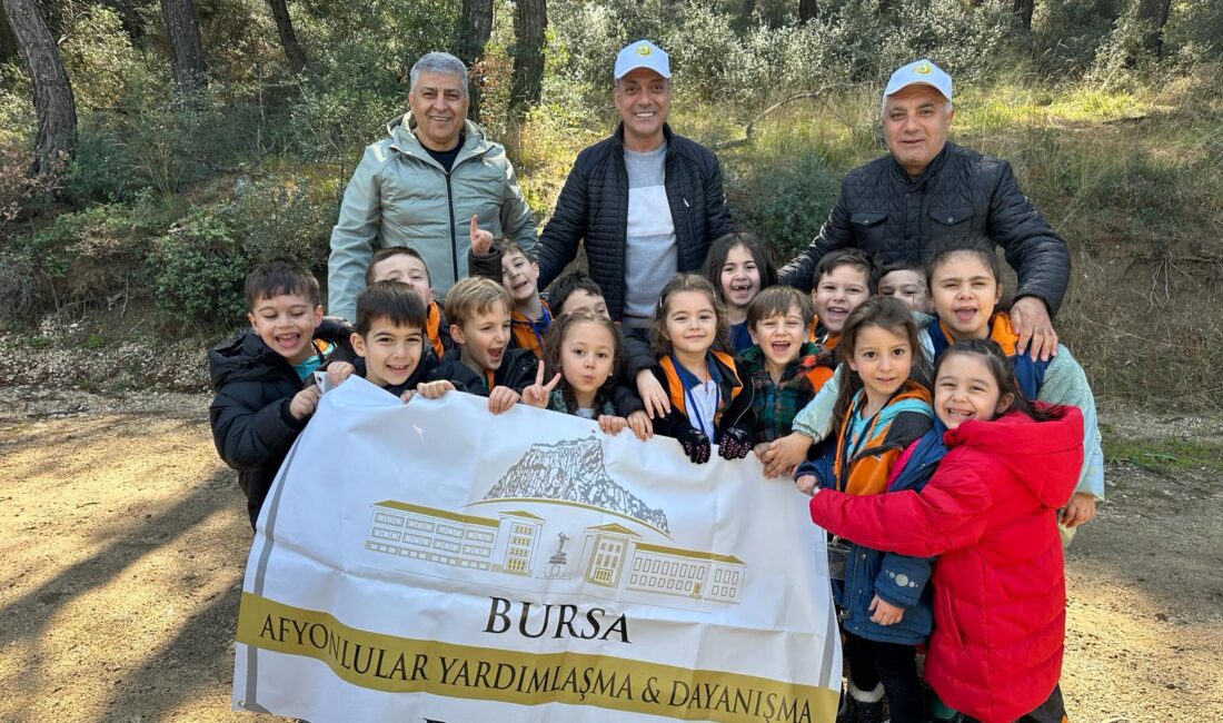 Bursa Afyonkarahisarlılar Derneği yönetimi, Orman Haftası dolayısıyla düzenlenen ağaç dikim