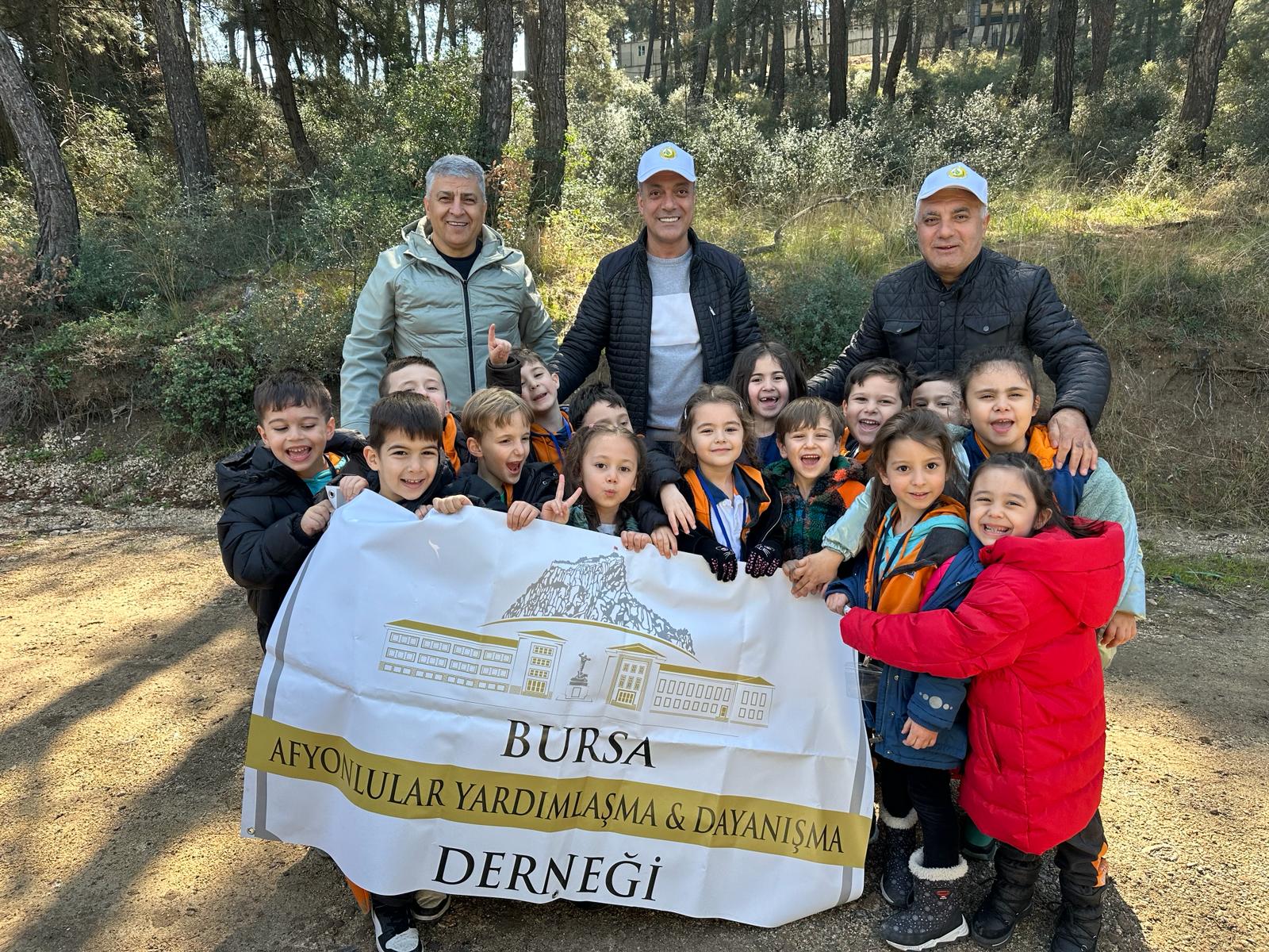 Bursa Afyonkarahisarlılar Derneği yönetimi, Orman Haftası dolayısıyla düzenlenen ağaç dikim