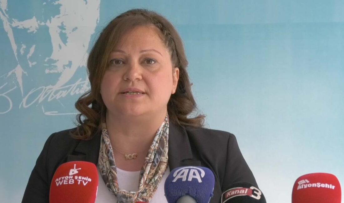 Basın toplantısı düzenleyen CHP Afyonkarahisar Belediye Başkan Adayı Burcu Köksal, 