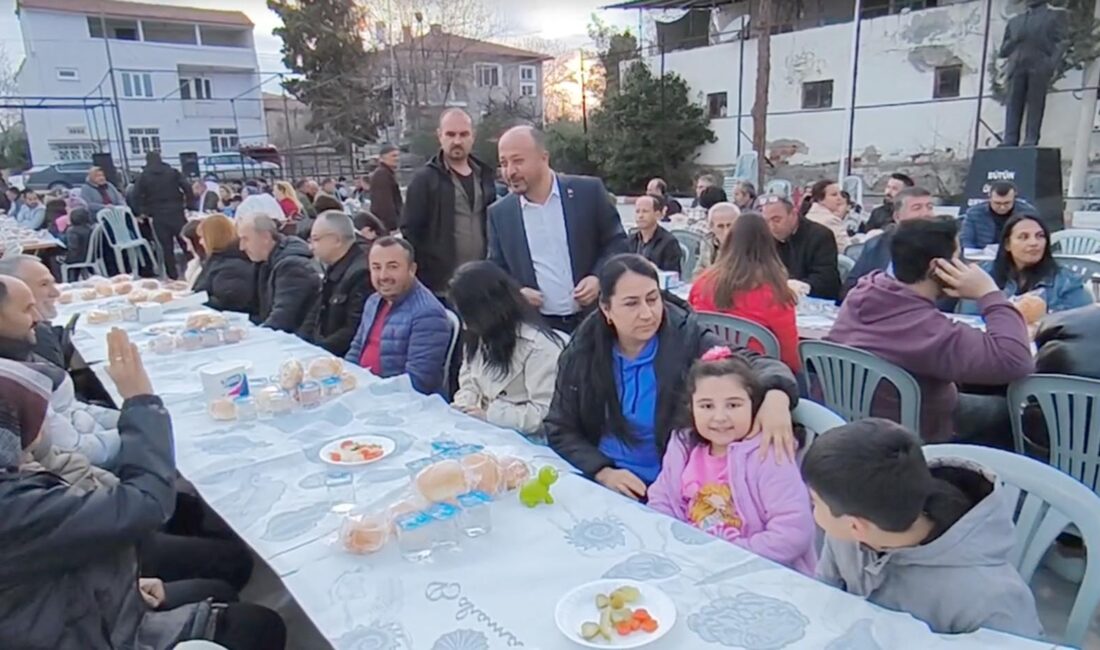 Afyonkarahisar’ın Dazkırı ilçesinde vatandaşlar belediyesi tarafından organize edilen iftar etkinliğinde