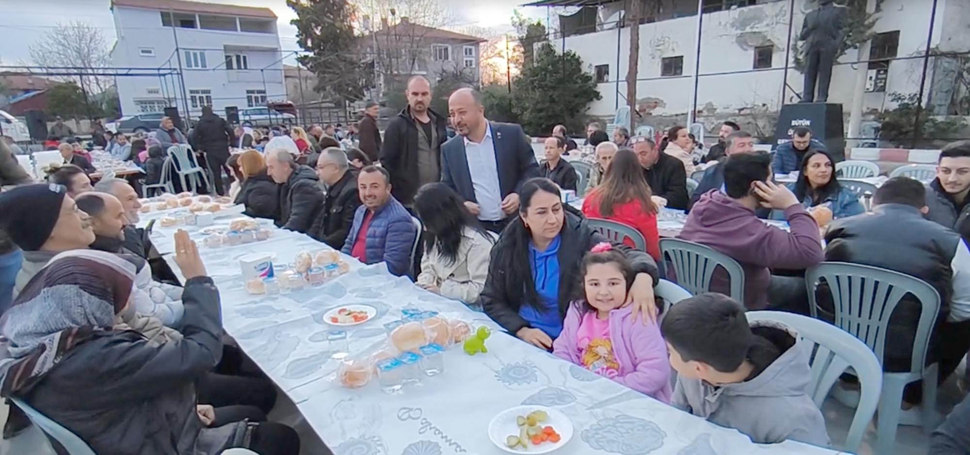 Afyonkarahisar’ın Dazkırı ilçesinde vatandaşlar belediyesi tarafından organize edilen iftar etkinliğinde