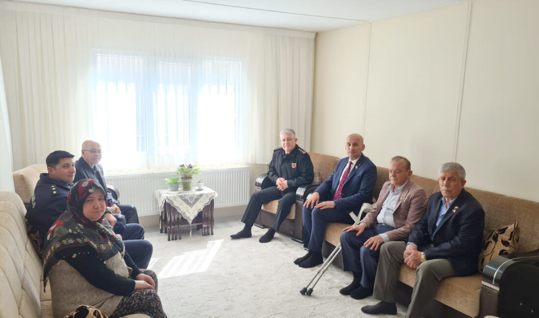 Afyonkarahisar İl Jandarma Komutanı J.Kd.Alb.Tolga Yağan beraberinde Türkiye Harp Malulü