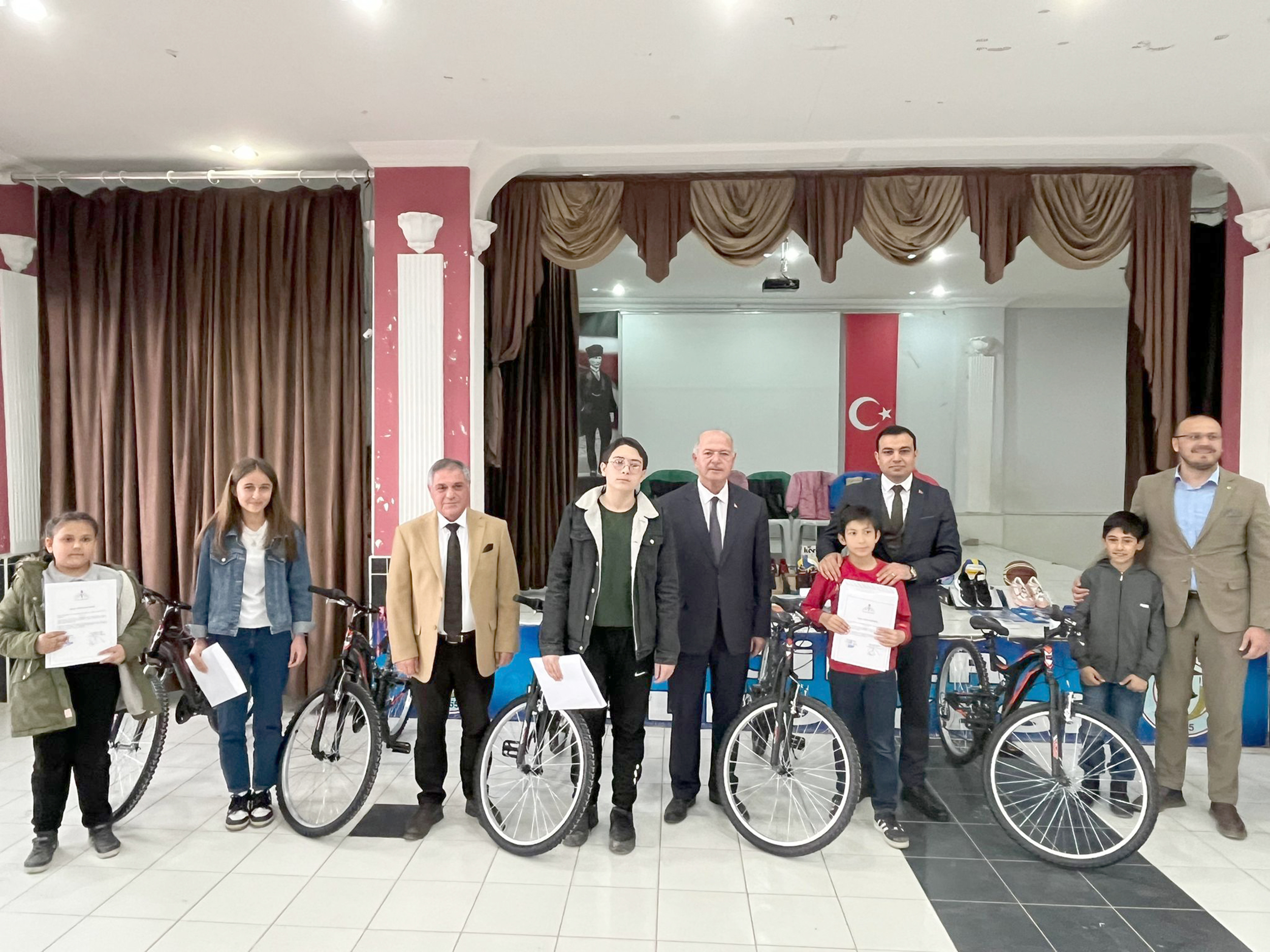 Evciler ilçesinde İlçe Milli Eğitim Müdürlüğü tarafından ilkokul, ortaokul ve