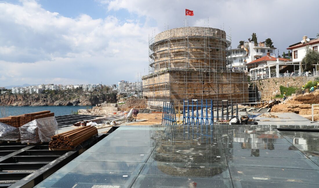 Antalya Büyükşehir Belediyesi tarafından tarihi Hıdırlık Kulesi çevresinde yürütülen arkeolojik