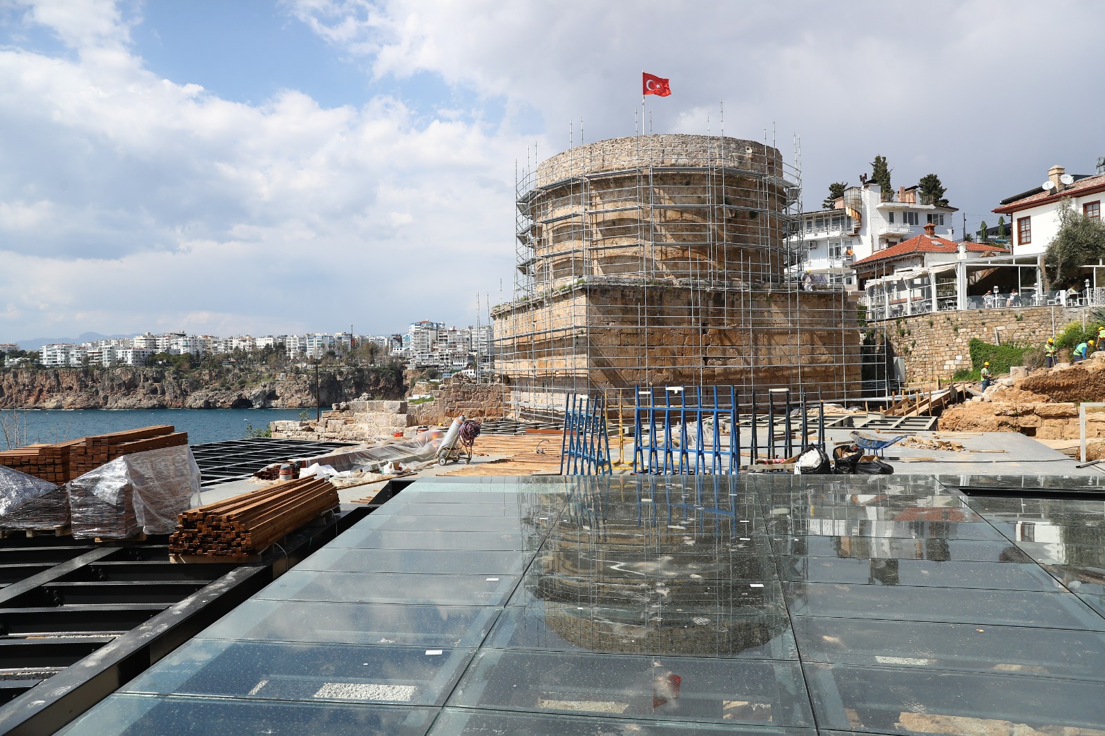 Antalya Büyükşehir Belediyesi tarafından tarihi Hıdırlık Kulesi çevresinde yürütülen arkeolojik