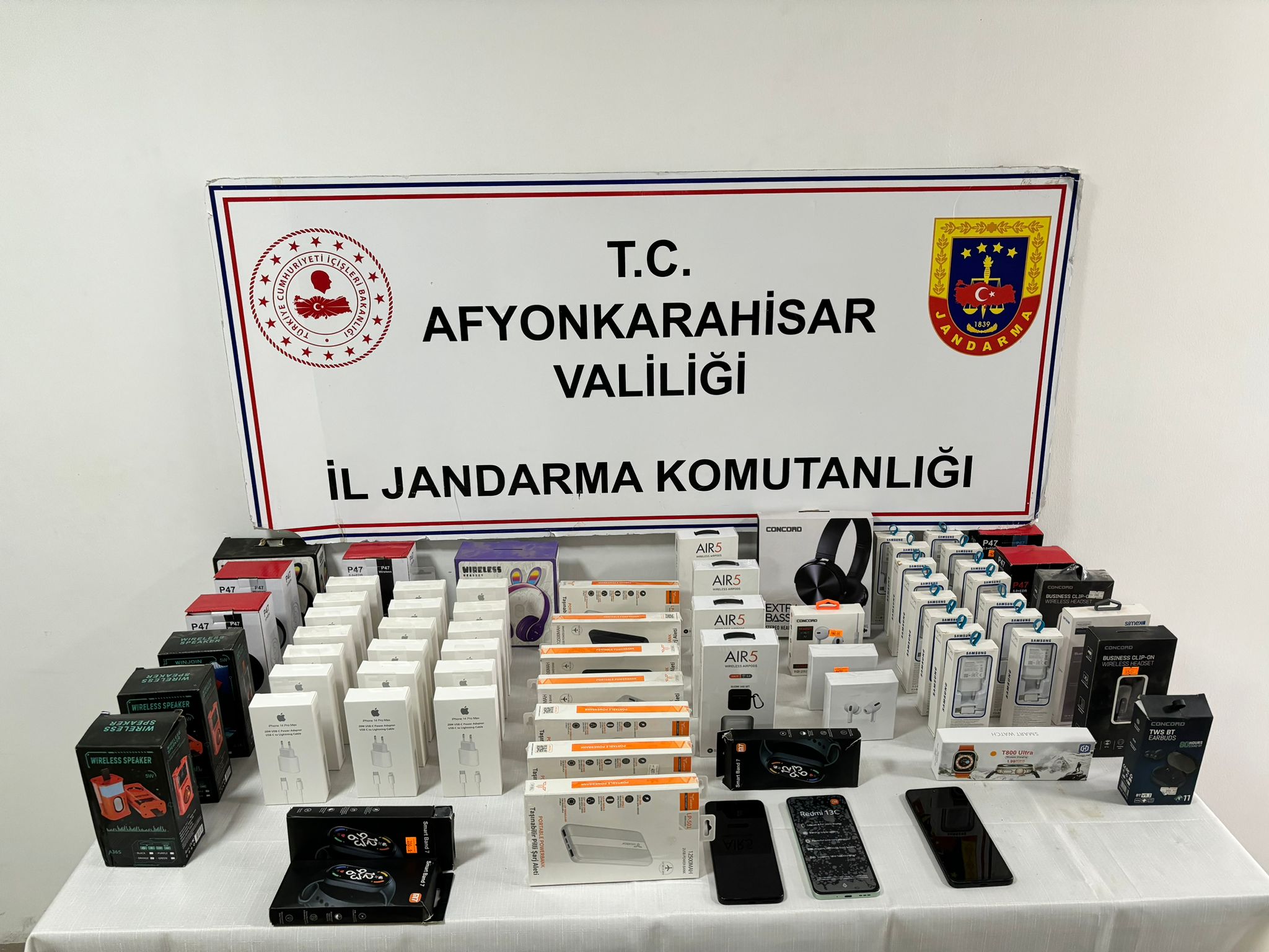 Afyonkarahisar’ın Çayırbağ beldesinde jandarma ekipleri yaptıkları çalışmada çok sayıda kaçak