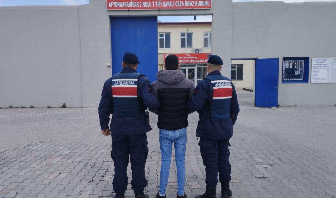 Afyonkarahisar İl Jandarma Komutanlığı ekipleri Salar beldesinde hakkında kesinleşmiş hapis