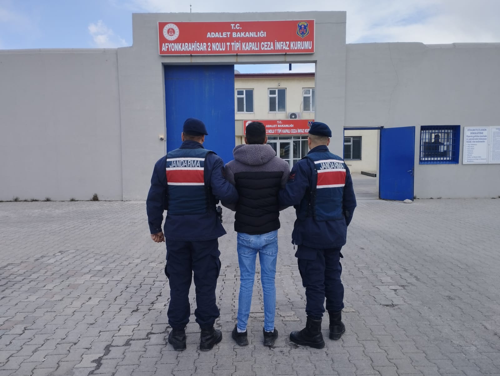 Afyonkarahisar İl Jandarma Komutanlığı ekipleri Salar beldesinde hakkında kesinleşmiş hapis