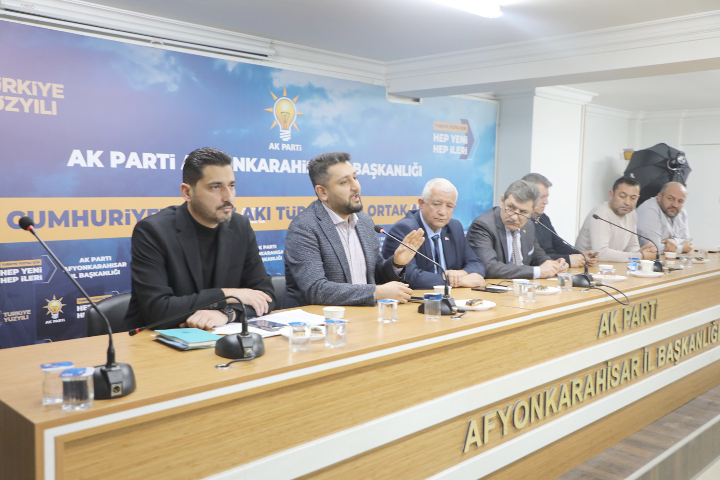 Seçim istişare toplantısında konuşan AK Parti Merkez İlçe Başkanı Serkan