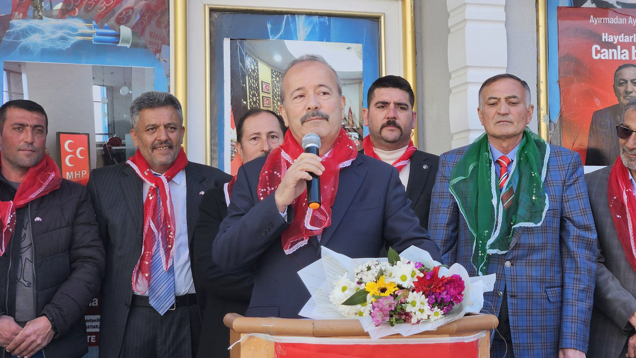 Dinar ilçesine bağlı Haydarlı ve Tatarlı beldelerinde ziyaretlerde bulunan MHP