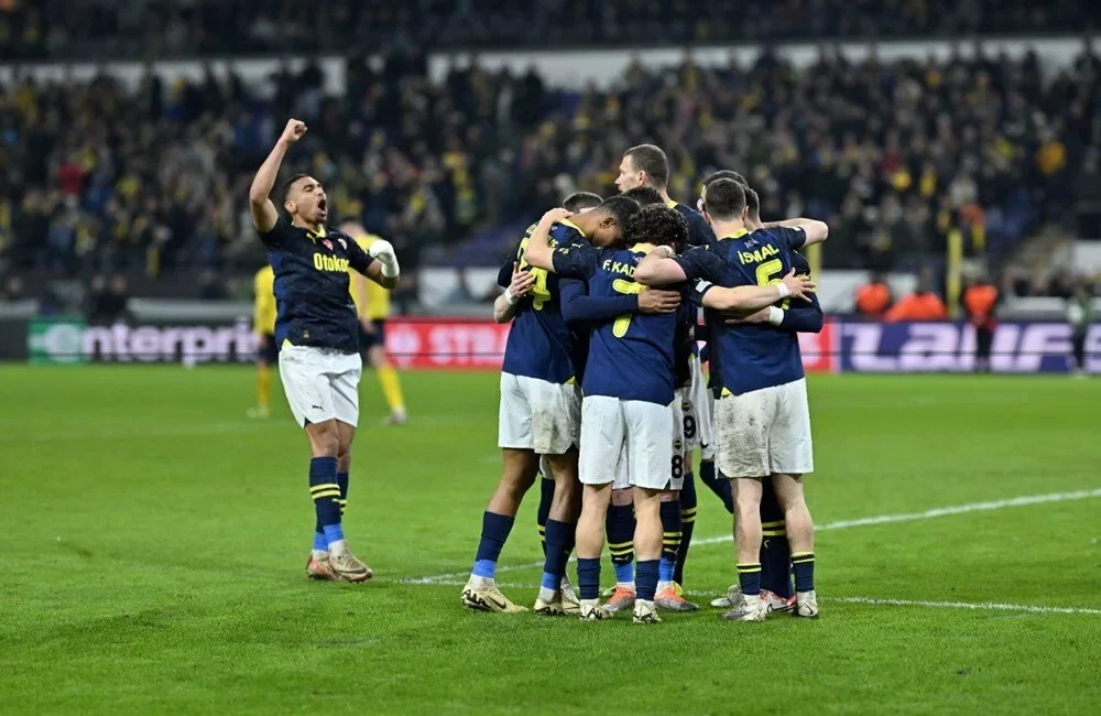 Fenerbahçe’ye 3 maç ceza! UEFA, Fenerbahçe’ye taraftarların havai fişek yakması, sahaya yabancı madde atması