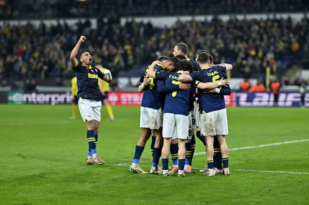UEFA, Fenerbahçe’ye taraftarların havai fişek yakması, sahaya yabancı madde atması