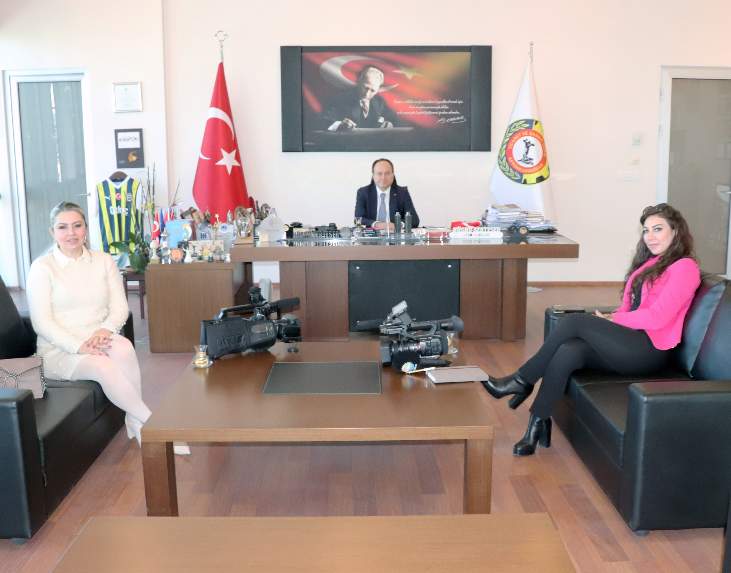 Show Türk televizyonunda yayınlanan Ekonomi Dünyası programının yapımcıları Gül Tarinç