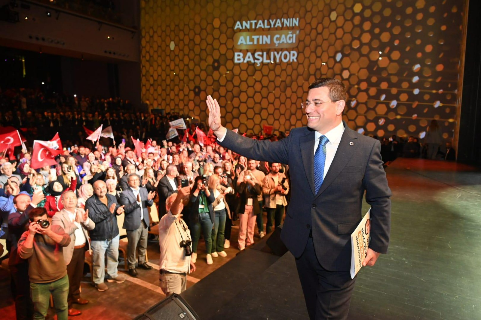 Cumhur İttifakı Antalya Büyükşehir Belediye Başkan adayı Hakan Tütüncü, Antalya’nın
