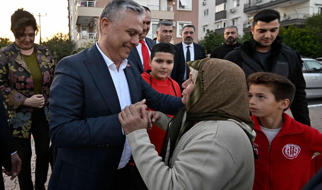 Antalya Muratpaşa Belediye Başkanı Ümit Uysal, Çağlayan Mahallesi’nde düzenlenen ‘Komşu
