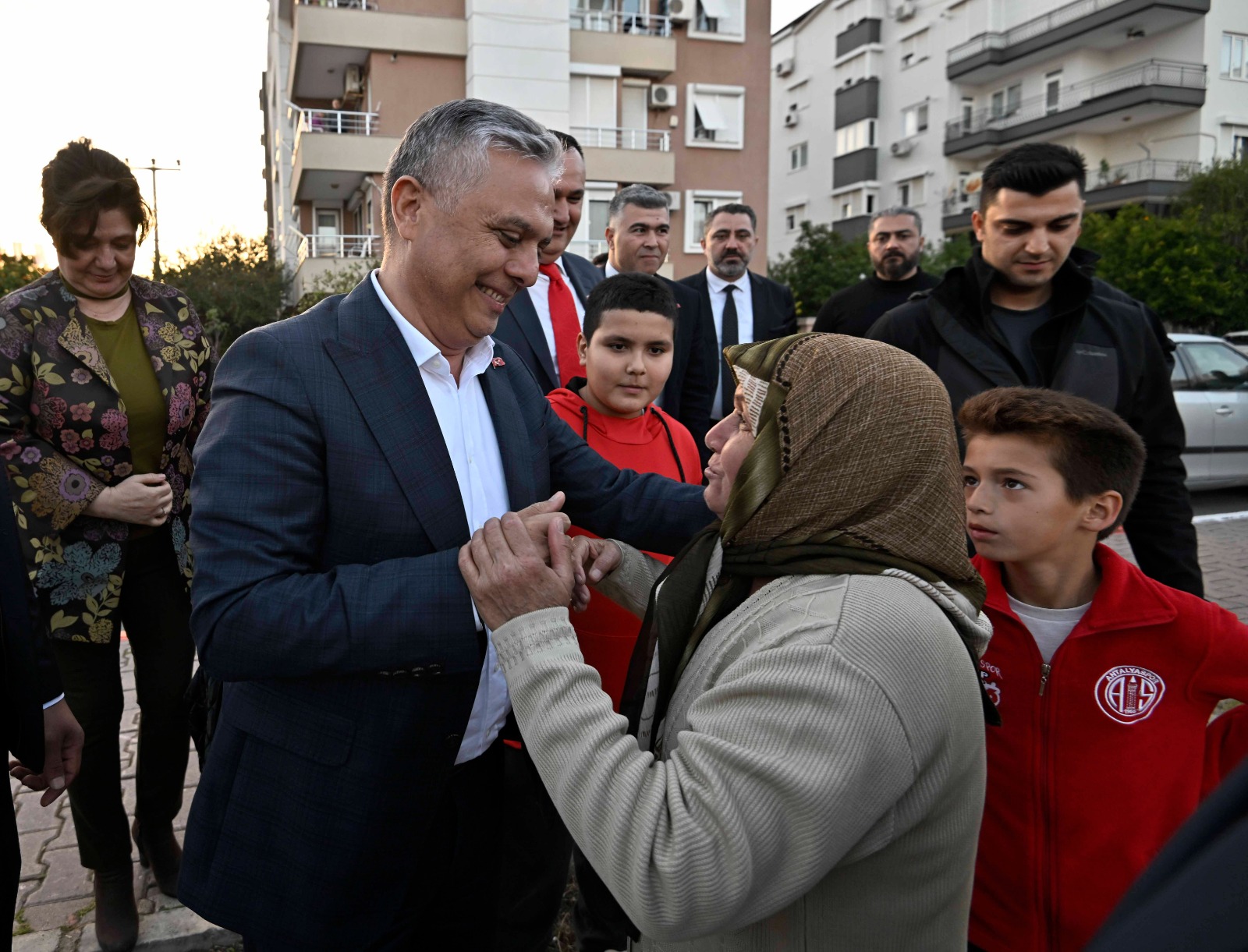 Antalya Muratpaşa Belediye Başkanı Ümit Uysal, Çağlayan Mahallesi’nde düzenlenen ‘Komşu