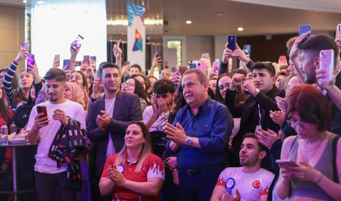 Antalya Büyükşehir Belediye Başkanı Muhittin Böcek, ‘Antalya Gençlik Çalıştayı’nda gençlerle