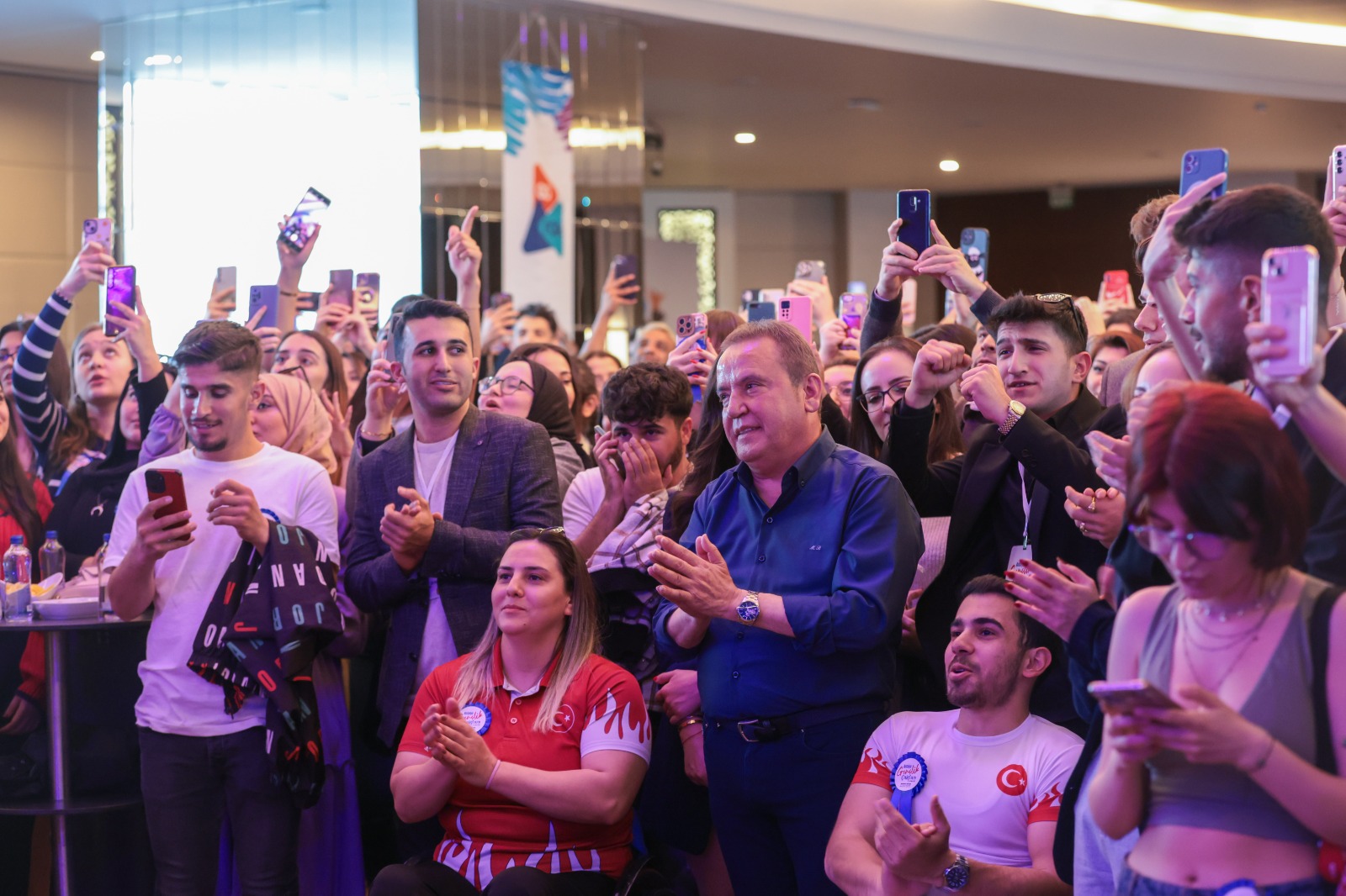 Antalya Büyükşehir Belediye Başkanı Muhittin Böcek, ‘Antalya Gençlik Çalıştayı’nda gençlerle