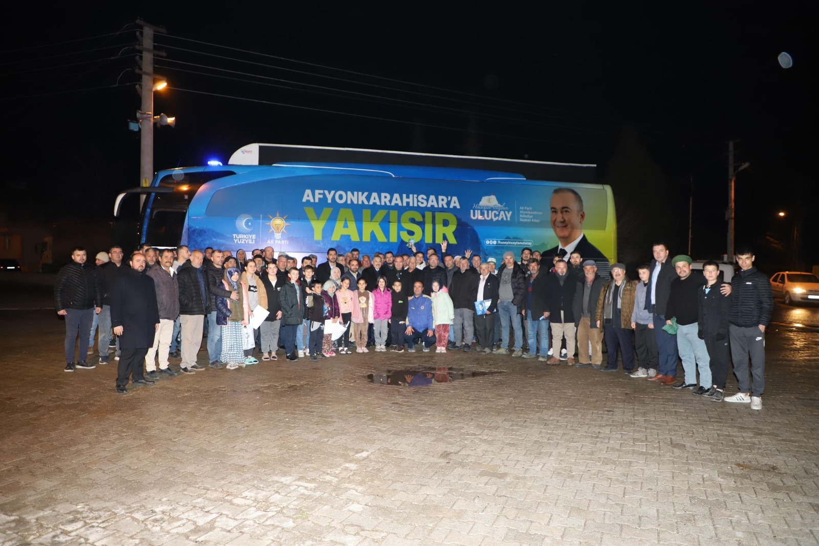Demirçevre Mahallesi’nde vatandaşlarla bir araya gelen AK Parti Afyonkarahisar Belediye