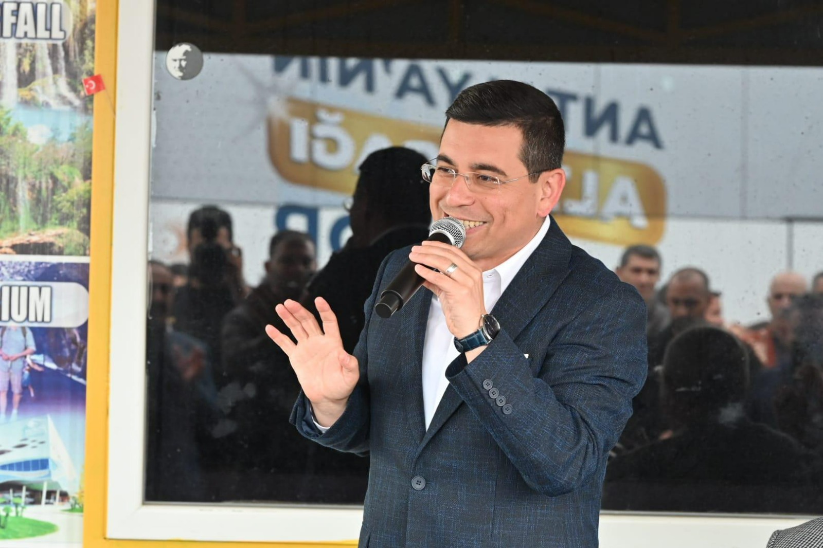 Cumhur İttifakı’nın Antalya Büyükşehir Belediye Başkan adayı Hakan Tütüncü, seçim