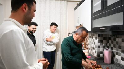 Antalya Büyükşehir Belediye Başkanı Böcek, sahurunu öğrencilerle yaptı. Öğrencilere yönelik