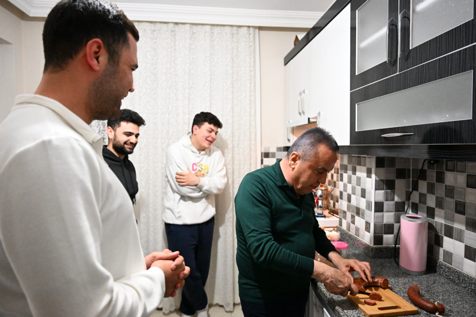 Antalya Büyükşehir Belediye Başkanı Böcek, sahurunu öğrencilerle yaptı. Öğrencilere yönelik