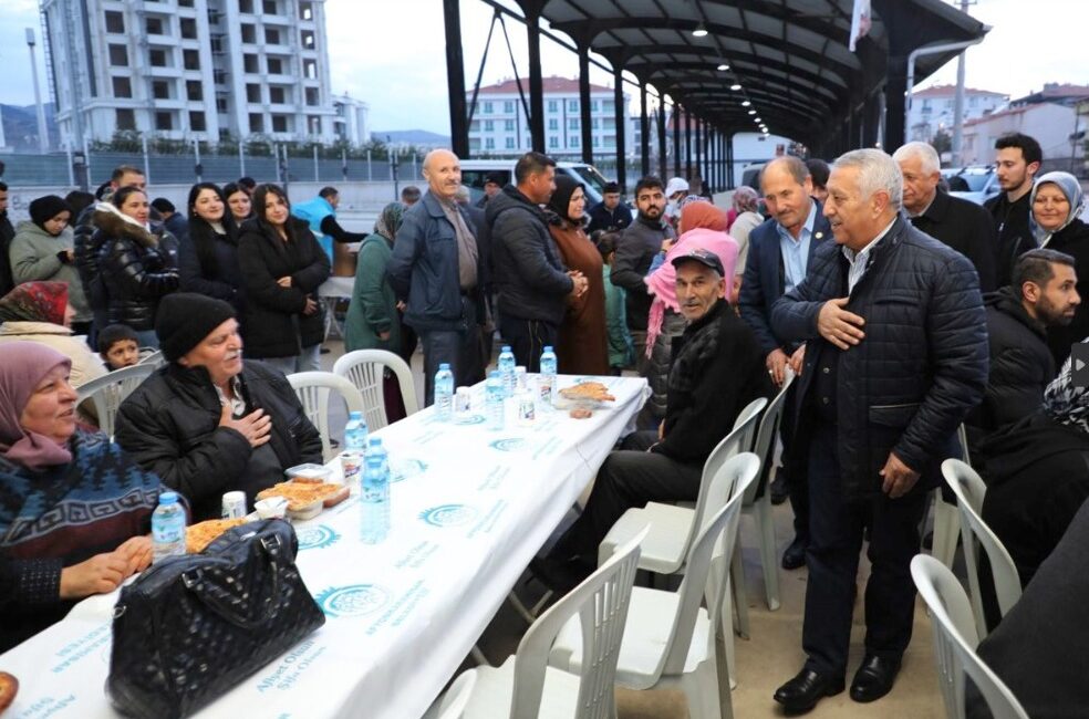 Belediye Başkanı Mehmet Zeybek, Karşıyaka Mahallesi sakinleriyle iftarda bir araya