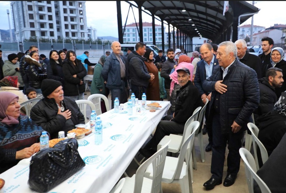 Belediye Başkanı Mehmet Zeybek, Karşıyaka Mahallesi sakinleriyle iftarda bir araya