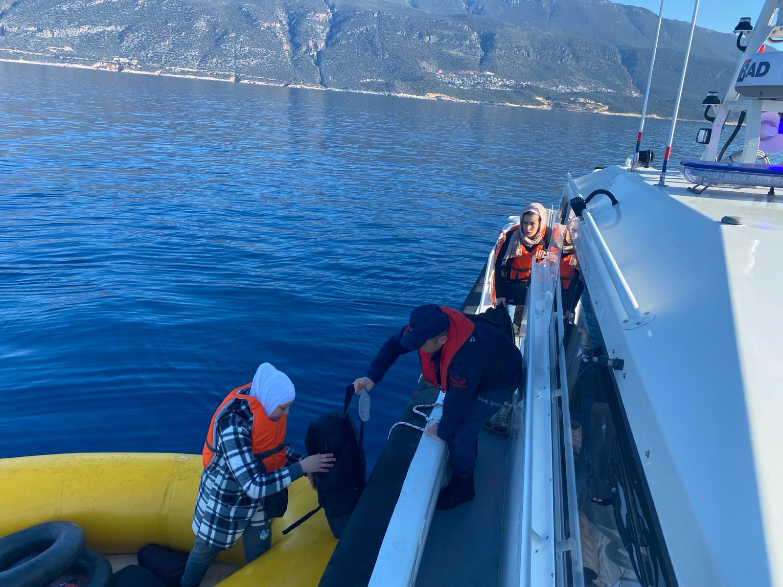 Antalya Sahil Güvenlik ekipleri, Kaş ilçesinden lastik bot ile c’ın