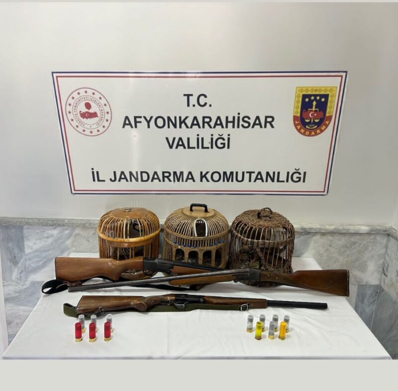 Afyonkarahisar’da jandarma ekipleri şüpheli bir araçta yaptıkları aramada 3 adet