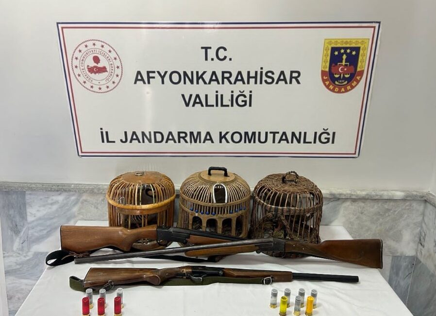 Afyonkarahisar’da jandarma ekipleri şüpheli bir araçta yaptıkları aramada 3 adet