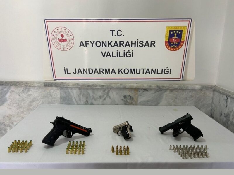 Afyonkarahisar’da jandarma ekipleri, yaptıkları operasyonda ruhsatsız ve kuru sıkı tabancalar