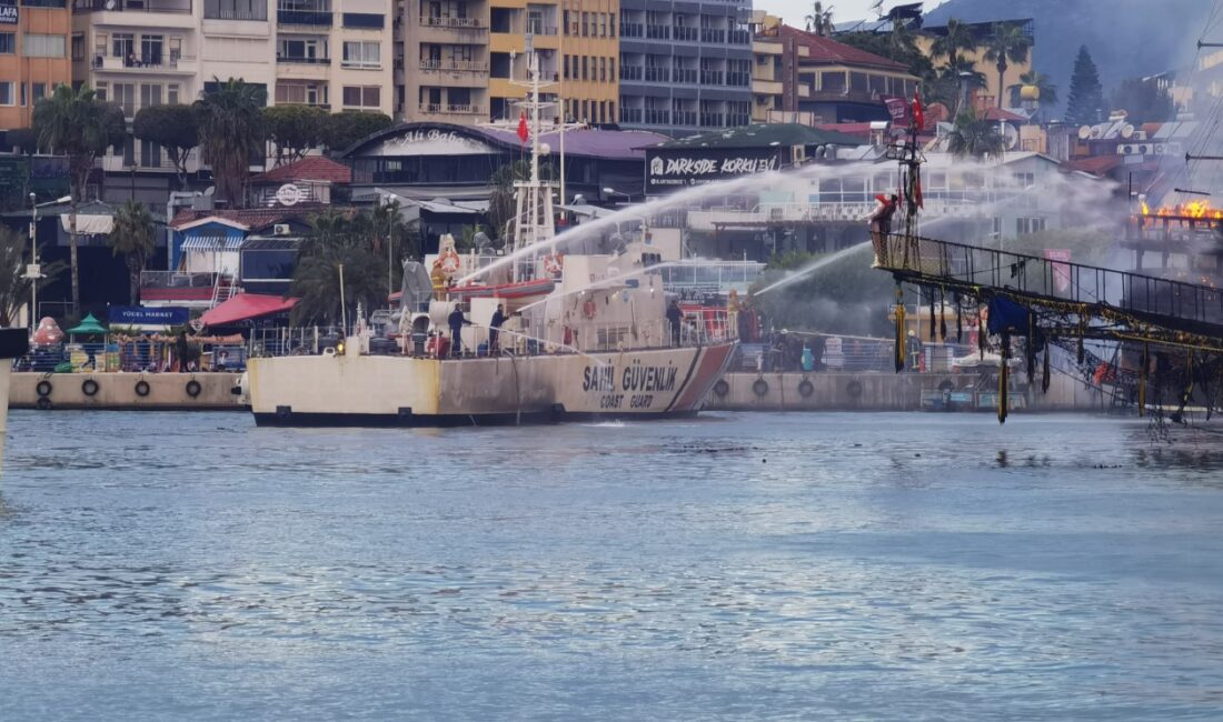 Antalya’nın Alanya ilçesindeki balıkçı barınağında demirli iki tur teknesi, sebebi