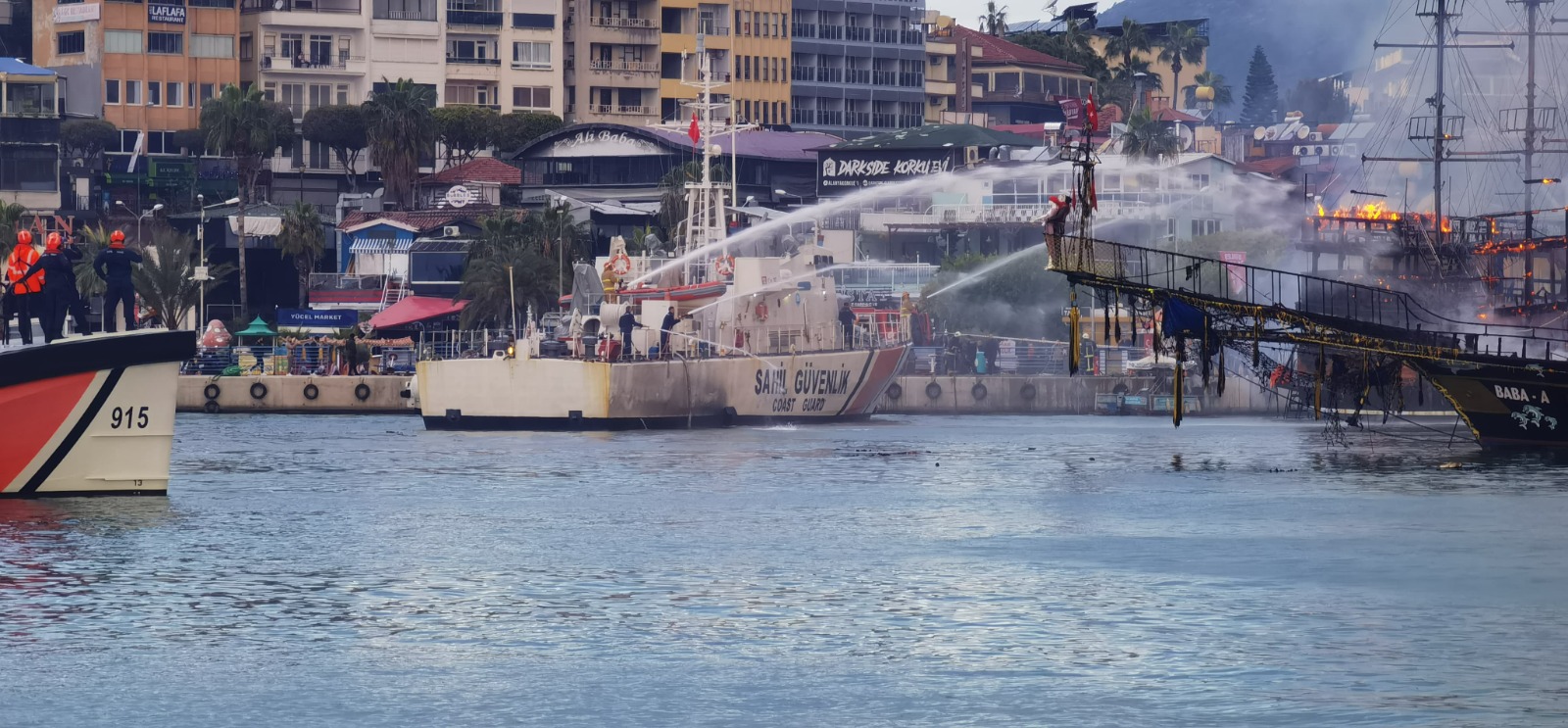 Antalya’nın Alanya ilçesindeki balıkçı barınağında demirli iki tur teknesi, sebebi