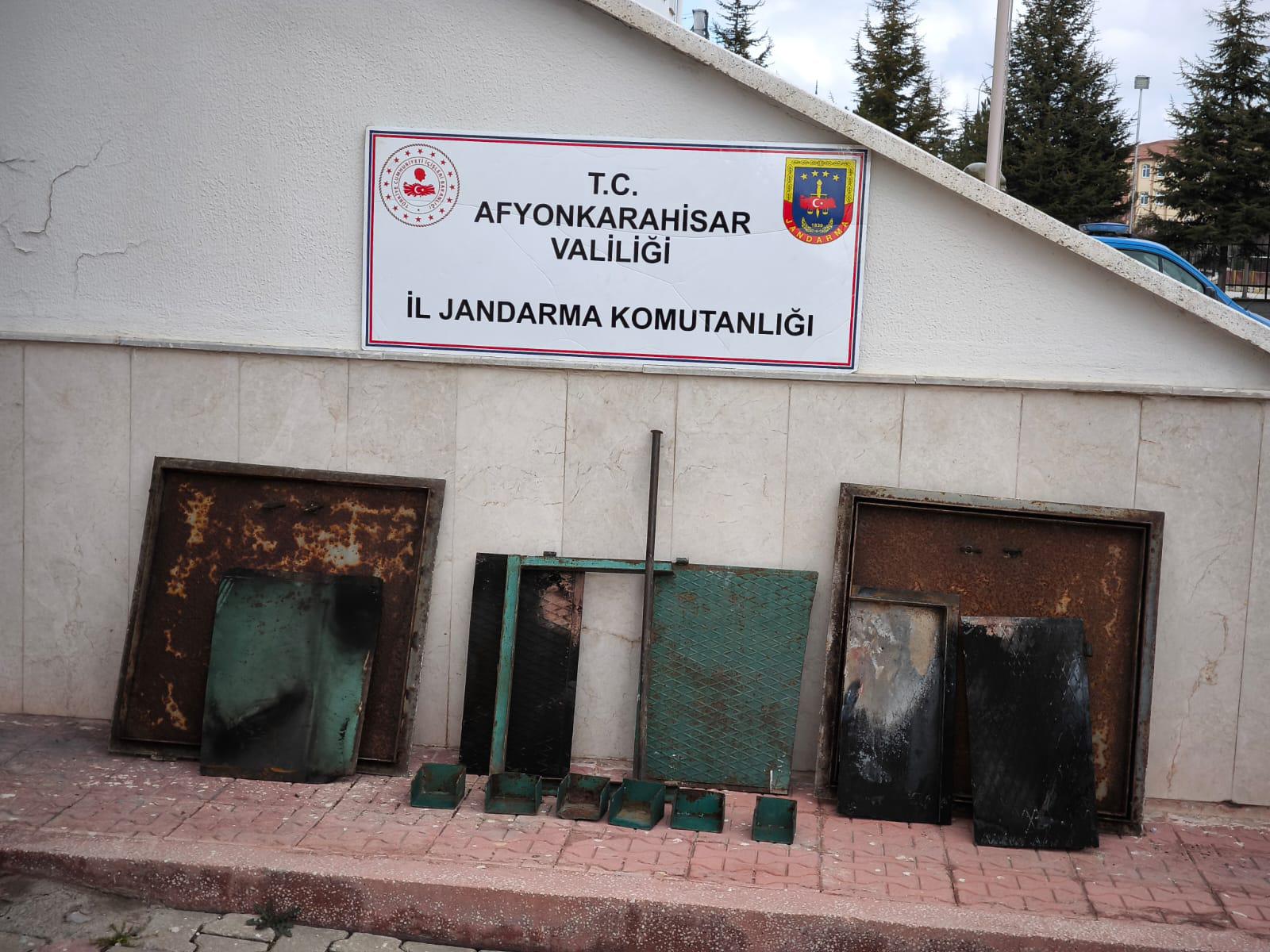 Çobanlar ilçesinde Devlet Su İşlerine ait sulama kuyusu demir kapağını