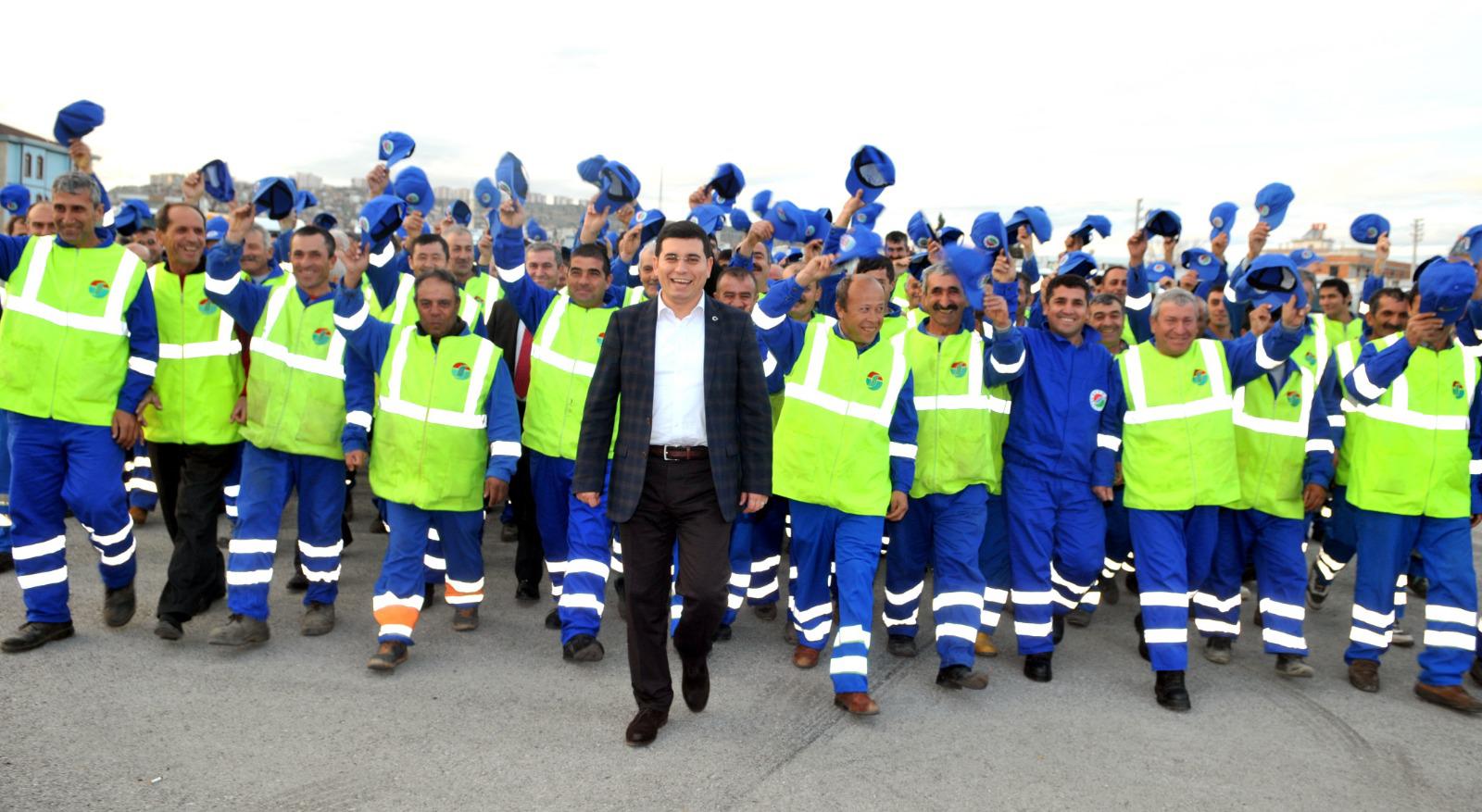 İşçilerinin alın teri kurumadan hakkını vermeyi prensip edinen Kepez Belediye